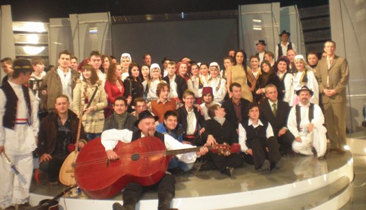 Članovi KUD-a "Tkanica" u sarajevskom studiju za vrijeme nastupa i s voditeljima programa Enverom Šadinlijom i Njegicom Balorda.