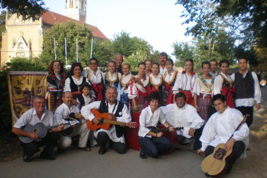 Folklorni i tamburaški ansambl KUD-a prije nastupa u Iloku.