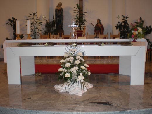 Oltar u Okučanskoj crkvi, na kojem je prvu sv. misu služio Sveti Otac Papa Ivan Pavao Drugi, a u kojem su moći bl. Ivana Merza.