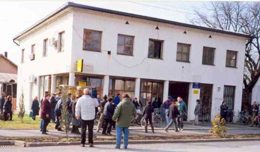  Zgrada u centru Okučana u kojoj djeluje Radio postaja "Bljesak". 